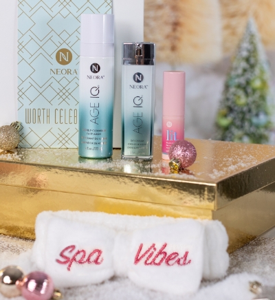 Set resplandor navideño, que incluye limpiador facial, crema de día y barra iluminadora Lit, con diadema Spa Vibes y decoración navideña.